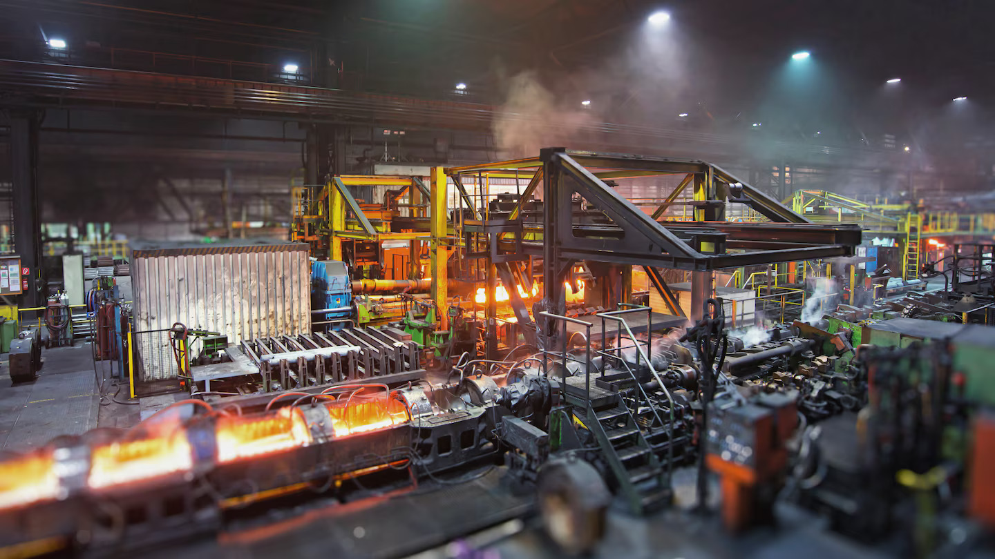 Planta industrial de acero con líneas de proceso y alta exigencia operativa, entorno donde el secado con aire caliente Leister ayuda a reducir fallas por humedad