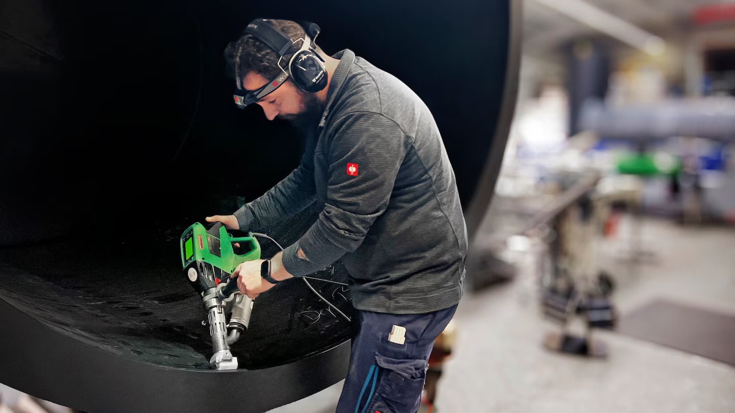 Técnico realizando soldadura por extrusión en un componente plástico de gran diámetro para infraestructura, utilizando una extrusora Leister WELDPLAST