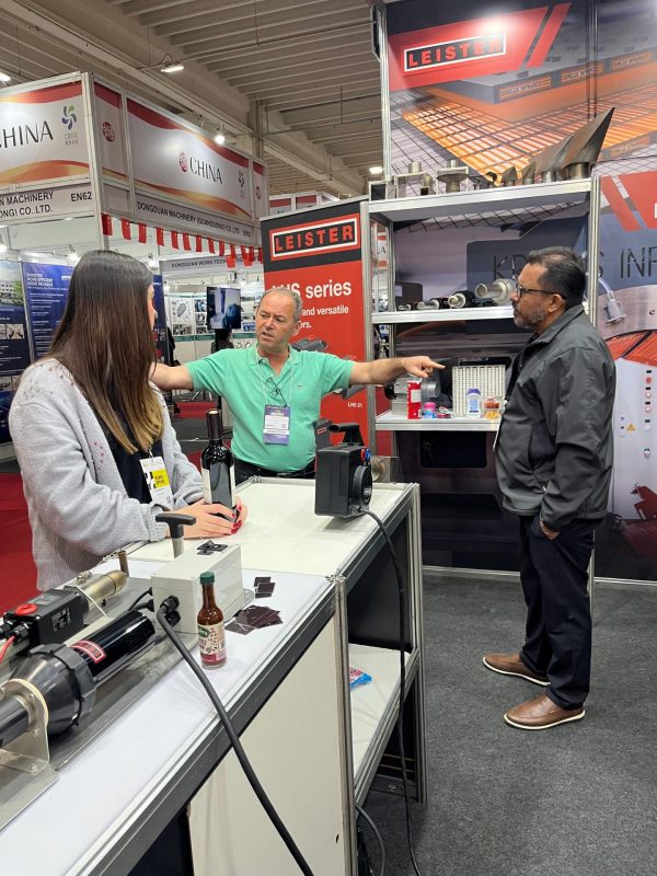 Vista del concurrido stand de ABC Tecnologias en INDUSPAR, un punto de encuentro para networking y presentación de tecnologías de aire caliente Leister y Weldy para la industria.