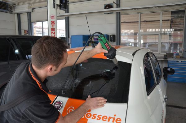 Aplicación de láminas de control solar en vidrios automotrices utilizando el soplador térmico Leister TRIAC-ST para un acabado preciso y sin arrugas en superficies curvas