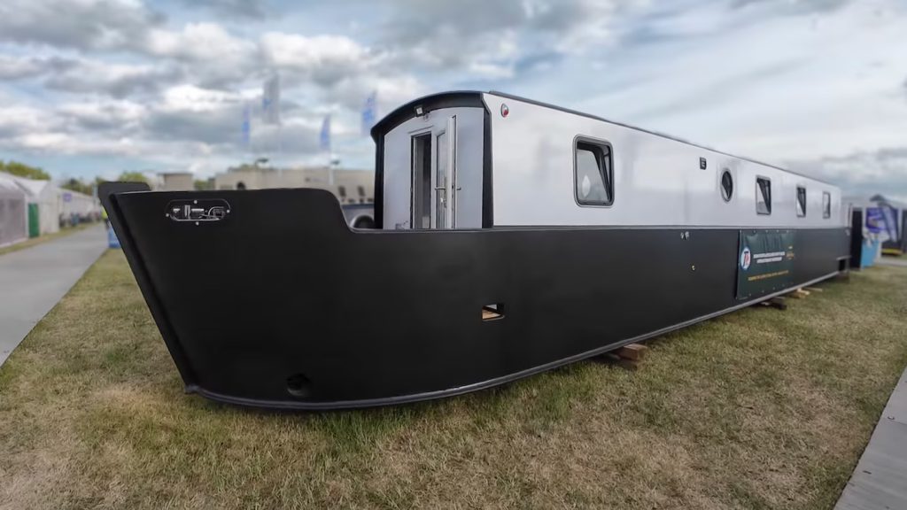 Barco de canal en PEAD terminado, con casco negro y superestructura blanca, fabricado con soldadura de termoplásticos Leister