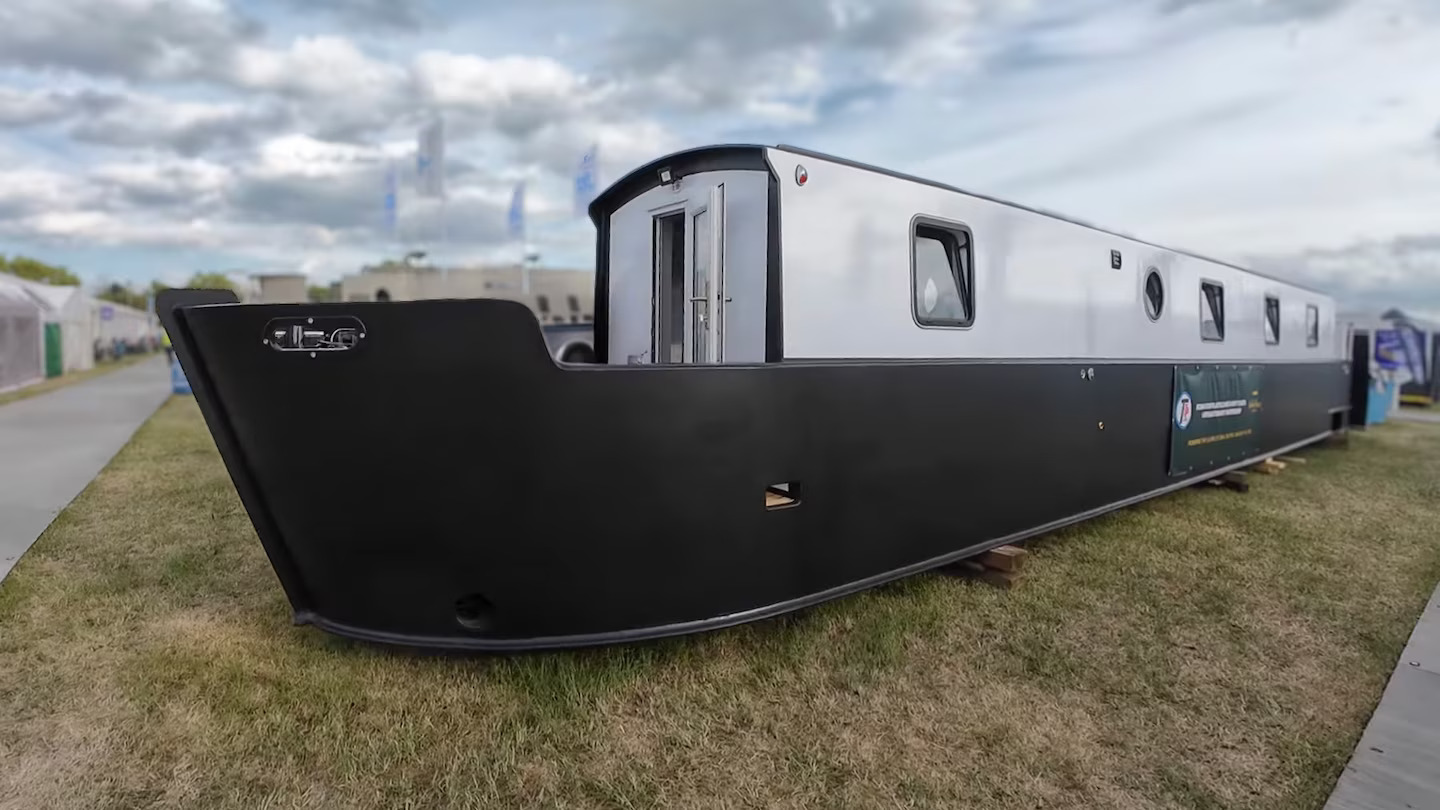 Barco de canal en PEAD terminado, con casco negro y superestructura blanca, fabricado con soldadura de termoplásticos Leister