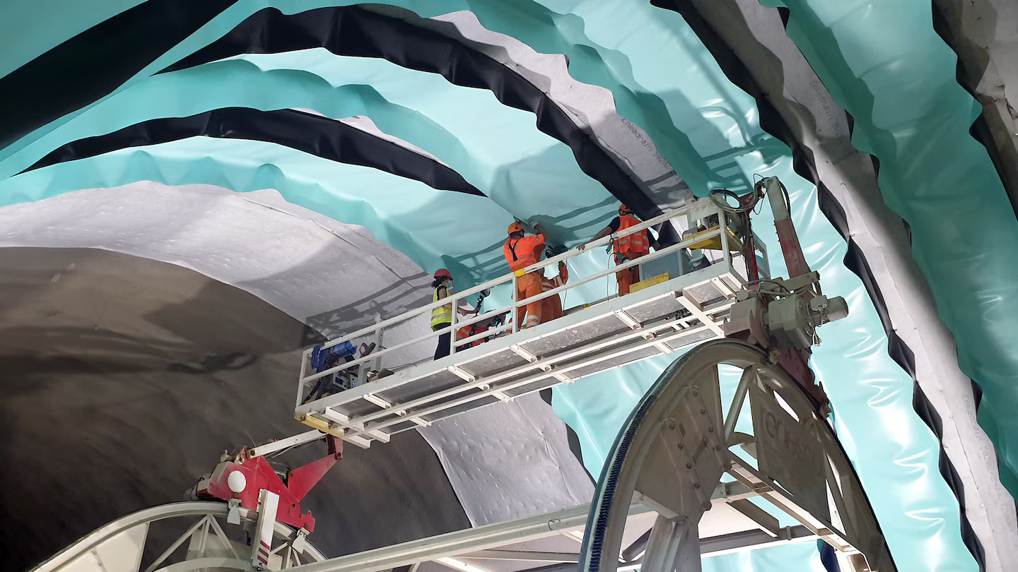 Instalación de geomembranas en túneles utilizando equipos de soldadura Leister para garantizar la estanqueidade y durabilidad de la obra geotécnica