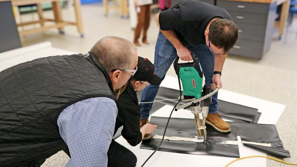 Demostración técnica de soldadura en materiales XR® de Seaman Corporation utilizando equipos Leister para garantizar la máxima durabilidad