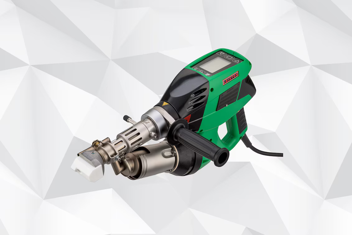 Extrusora manual Leister WELDPLAST S2 en el proceso de soldadura de chapas de PVC para tanques utilizados en la industria química