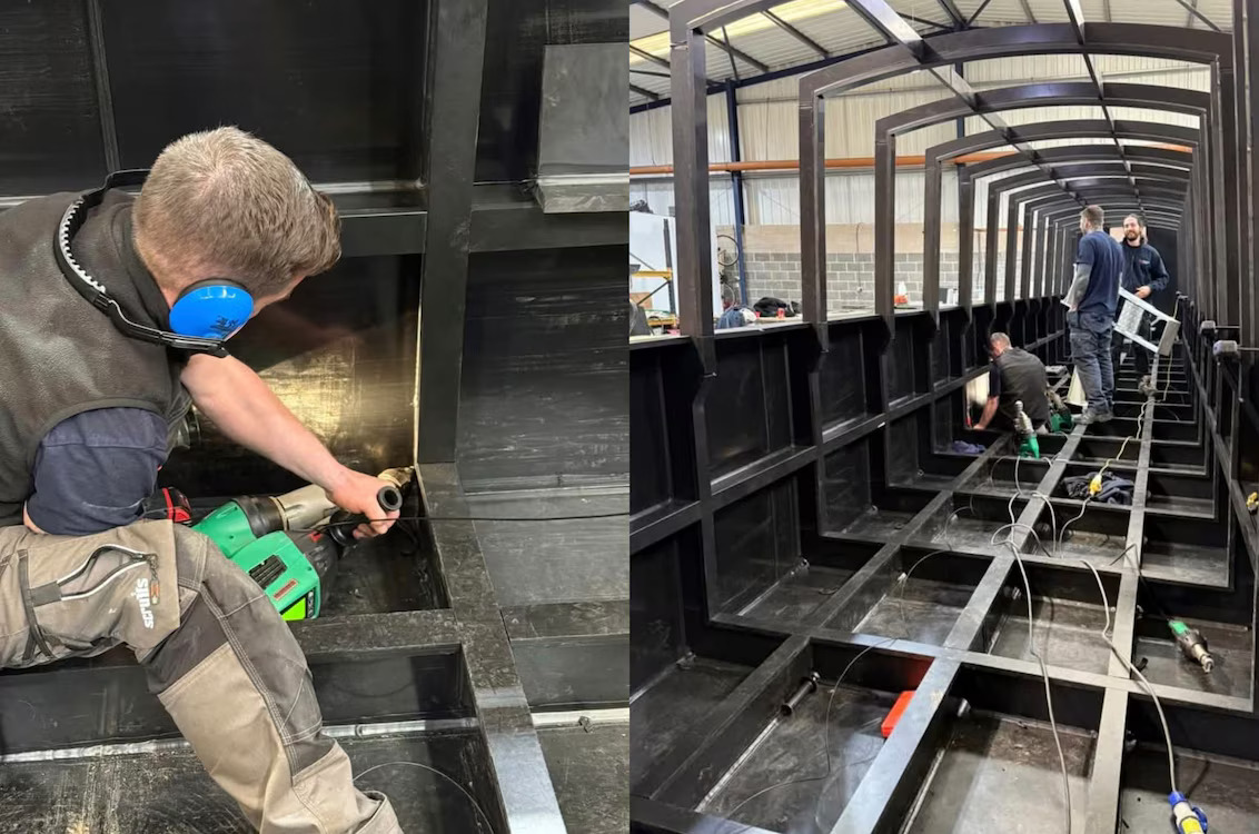 Operario realizando soldadura por extrusión en el interior de una estructura en PEAD y montaje del casco en taller, utilizando equipos de soldadura Leister