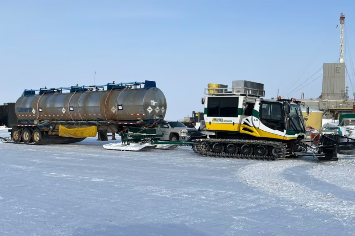 Convoy logístico a gran escala operando sobre el hielo, demostrando la confiabilidad de los sistemas de transporte que utilizan componentes plásticos soldados con equipos Leister para enfrentar condiciones extremas
