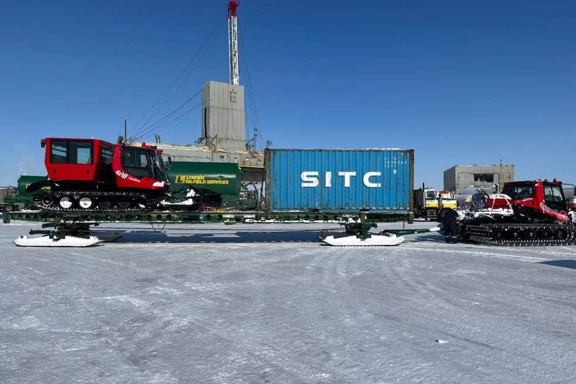 Operación logística de transporte de carga pesada en la tundra ártica, utilizando trenós industriales equipados con esquís de polietileno de alto desempeño fabricados con tecnología Leister