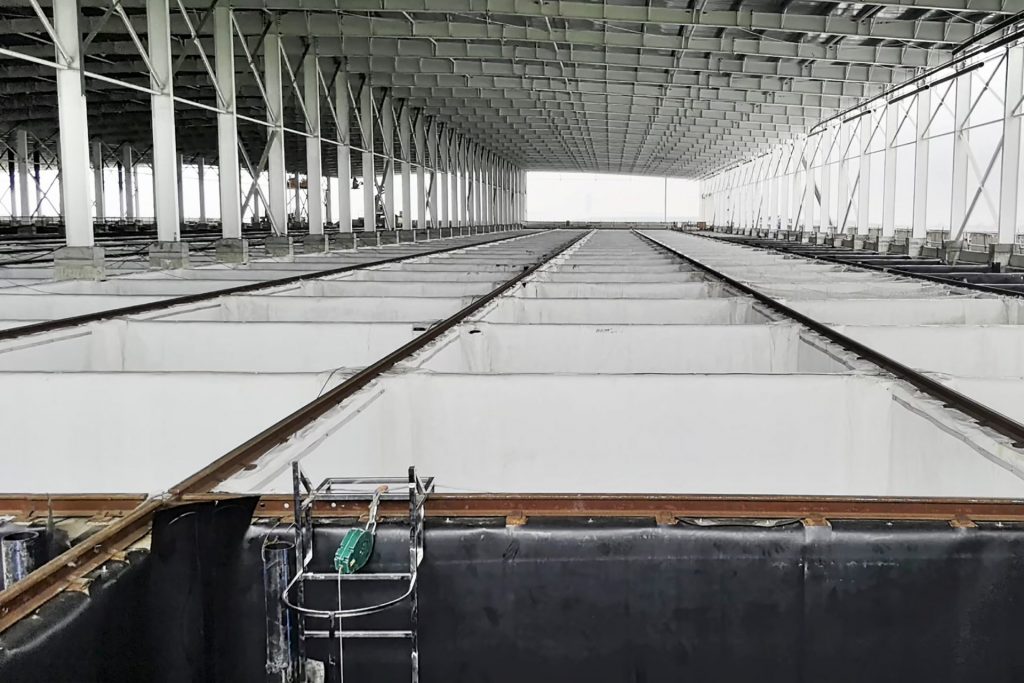 Proceso de soldadura vertical automática en las paredes del tanque utilizando el equipo Leister COMET, garantizando una unión hermética a gran profundidad