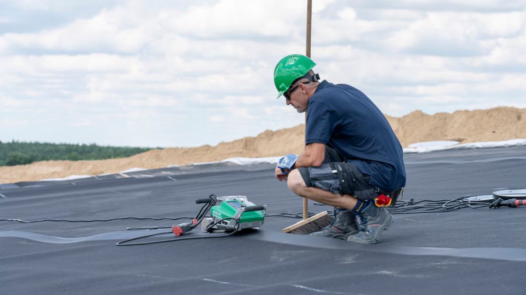 Soldadura de geomembranas en proyectos de ingeniería civil con la máquina Leister GEOSTAR, diseñada para un alto rendimiento y longevidad en el campo