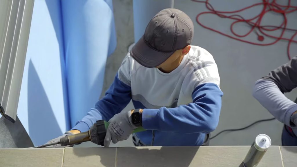 Aplicación técnica de la herramienta de aire caliente Leister TRIAC-AT para reparaciones precisas en láminas de piscinas