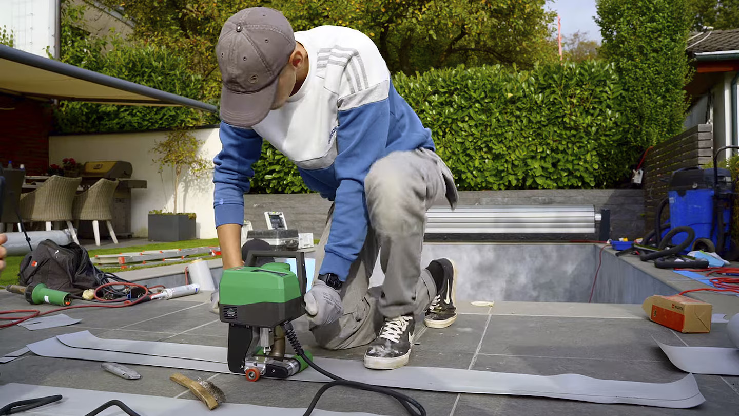 Soldadura automática y homogénea de membranas para piscinas utilizando el equipo compacto Leister UNIDRIVE 500