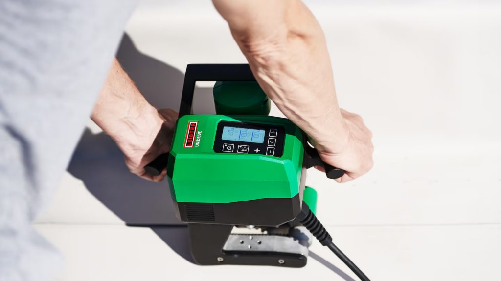 Equipo de soldadura semiautomático Leister UNIDRIVE 500, destacado por ofrecer resultados consistentes y de alta calidad en la impermeabilización de piscinas