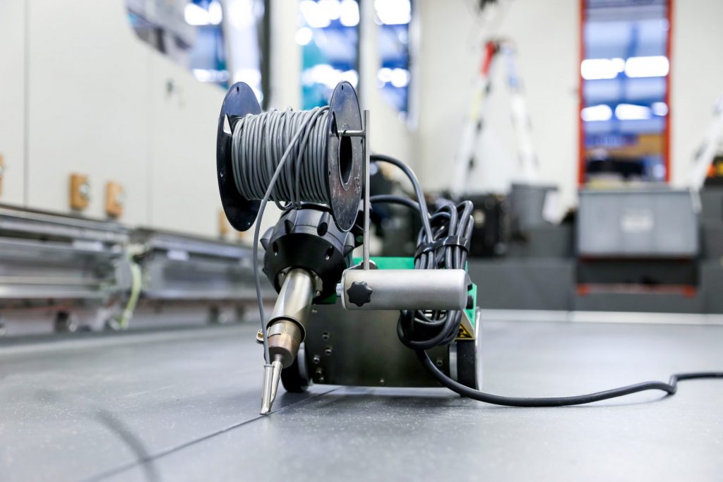 Instalación y soldadura de revestimientos de suelo en vagones Stadler utilizando la tecnología automática de Leister