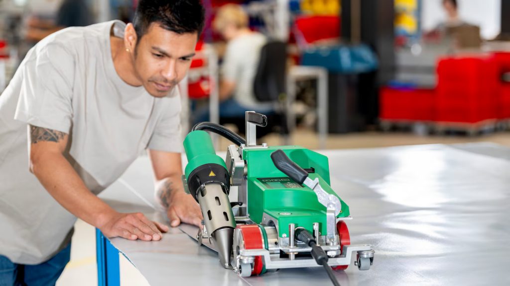 Proceso de soldadura de precisión en materiales de lona con el equipo de aire caliente Leister UNIPLAN