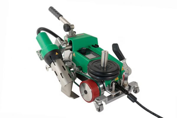 Máquina de soldar automática Leister UNIPLAN 510 equipada con dispositivo de elevación de material y pesos para tareas exigentes de confección