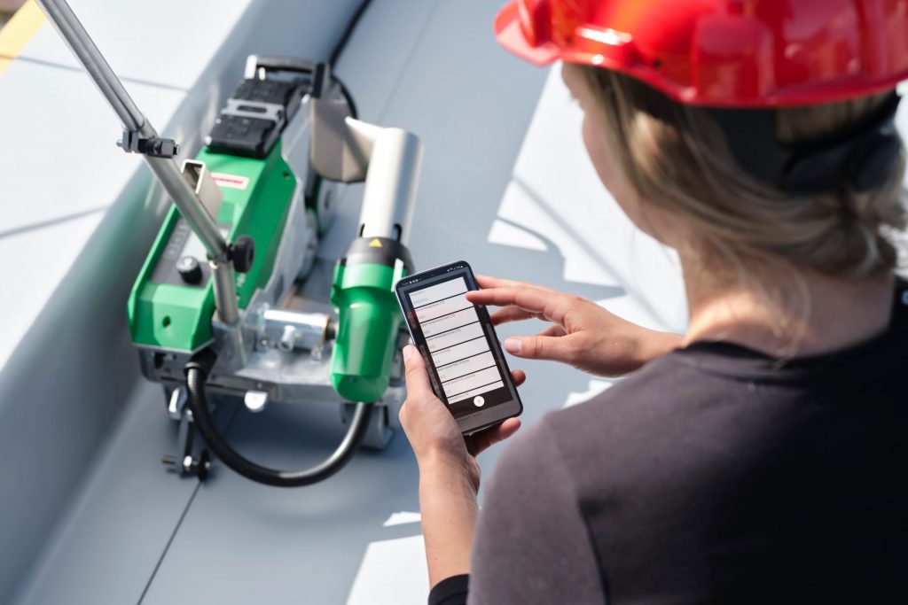 Proceso de soldadura de membranas termoplásticas en techos planos utilizando la Leister VARIMAT 700