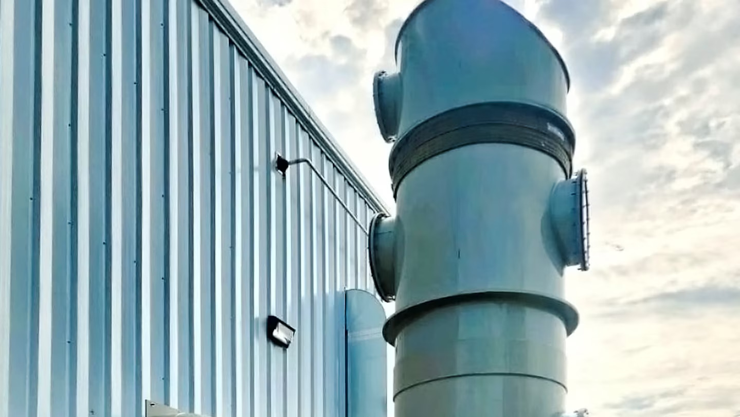 Tanque industrial de gran tamaño fabricado con chapas de PVC soldadas con precisión utilizando tecnología Leister en las instalaciones de Tecnoplast