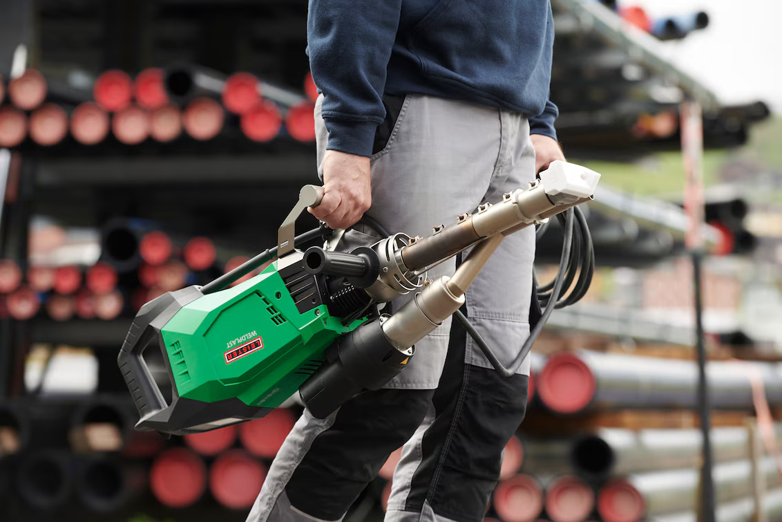 Extrusora de soldadura manual Leister, herramienta esencial para reparaciones técnicas de componentes plásticos en condiciones árticas extremas
