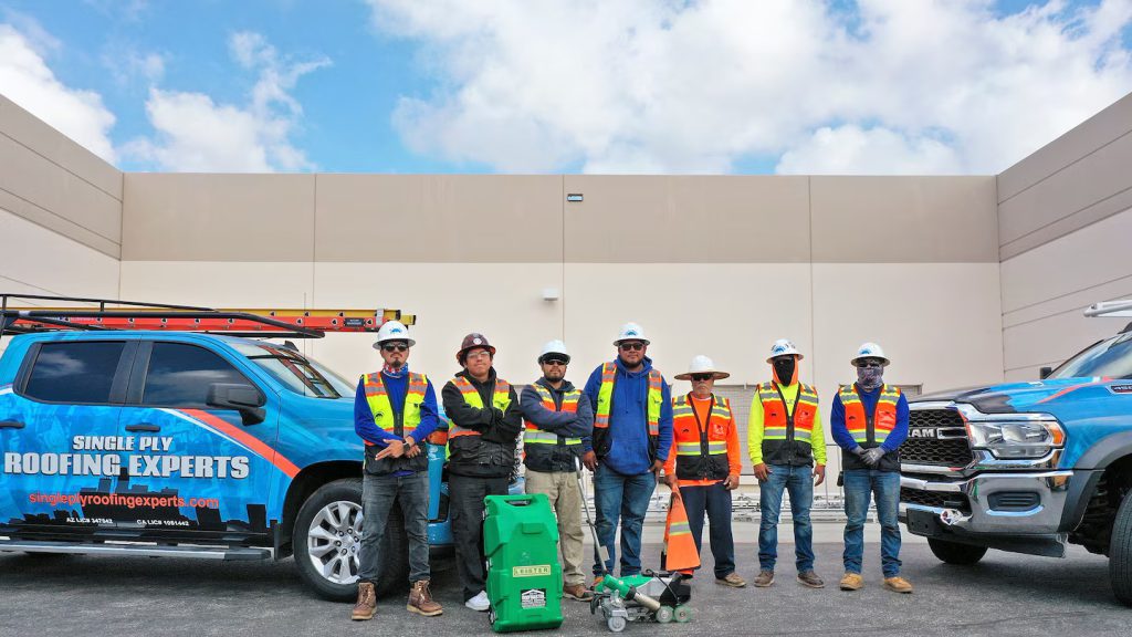 Equipo de especialistas en techado de Single Ply Roofing Experts utilizando la tecnología de soldadura Leister para proyectos de alta calidad