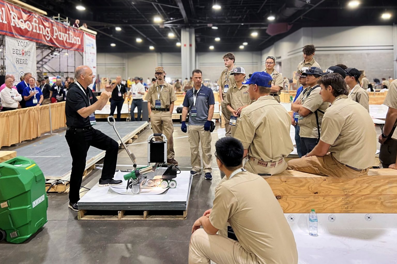 Jóvenes talentos participando en la competencia NLSC 2025, utilizando equipos de soldadura Leister para la instalación técnica de membranas en techos