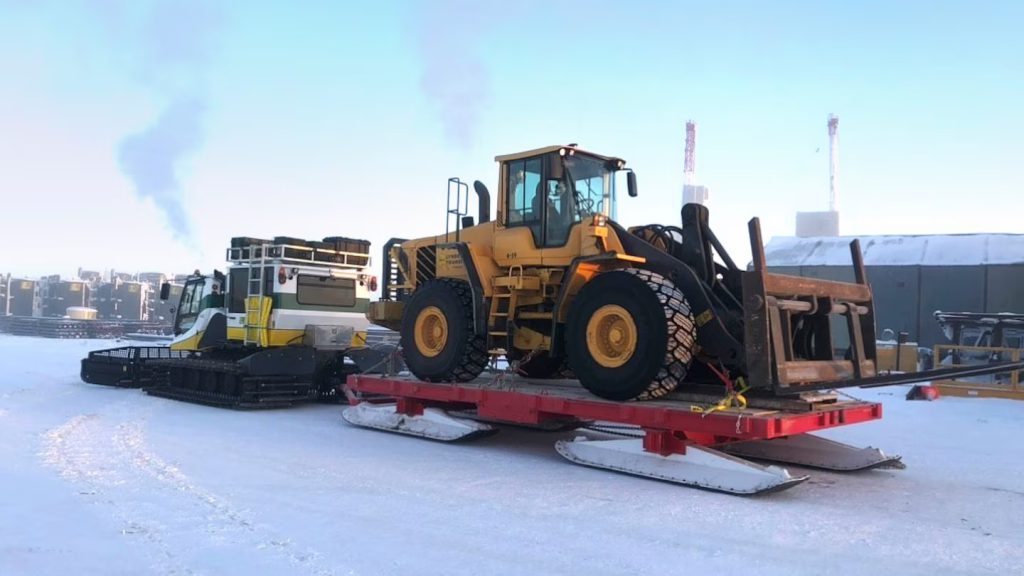 Estructura de carga pesada soportada por esquís de polietileno que distribuyen el peso sobre la nieve profunda, una aplicación crítica que requiere la resistencia y durabilidad de las soldaduras Leister
