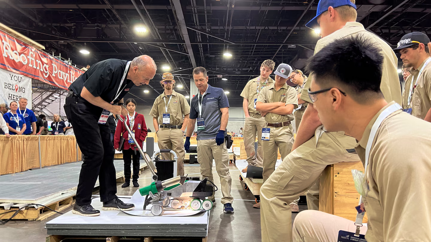 La alianza estratégica entre Leister, NRCA y SkillsUSA en la NLSC 2025 para la formación y el desarrollo de la próxima generación de techadores profesionales.