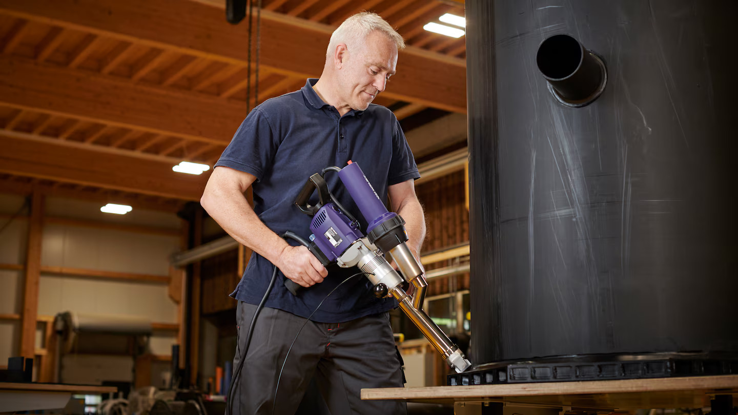 Reparación técnica de un tanque pulverizador agrícola utilizando la extrusora Weldy BOOSTER EX3 para restaurar componentes termoplásticos dañados