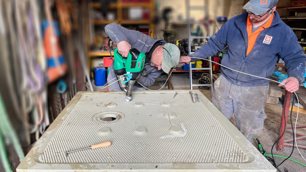 Operador técnico realizando la reparación de una placa de filtro plástica con una extrusora manual Leister, asegurando una soldadura estanca y duradera para el retorno de la operación