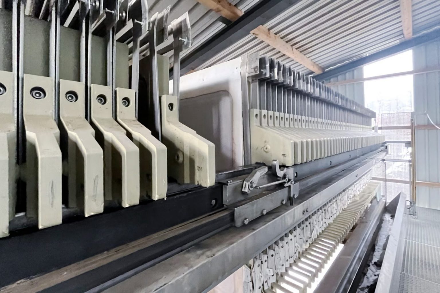 Prensa de filtro industrial equipada con placas de filtro plásticas, componentes que pueden ser reparados in situ con tecnología de soldadura Leister para evitar paradas costosas