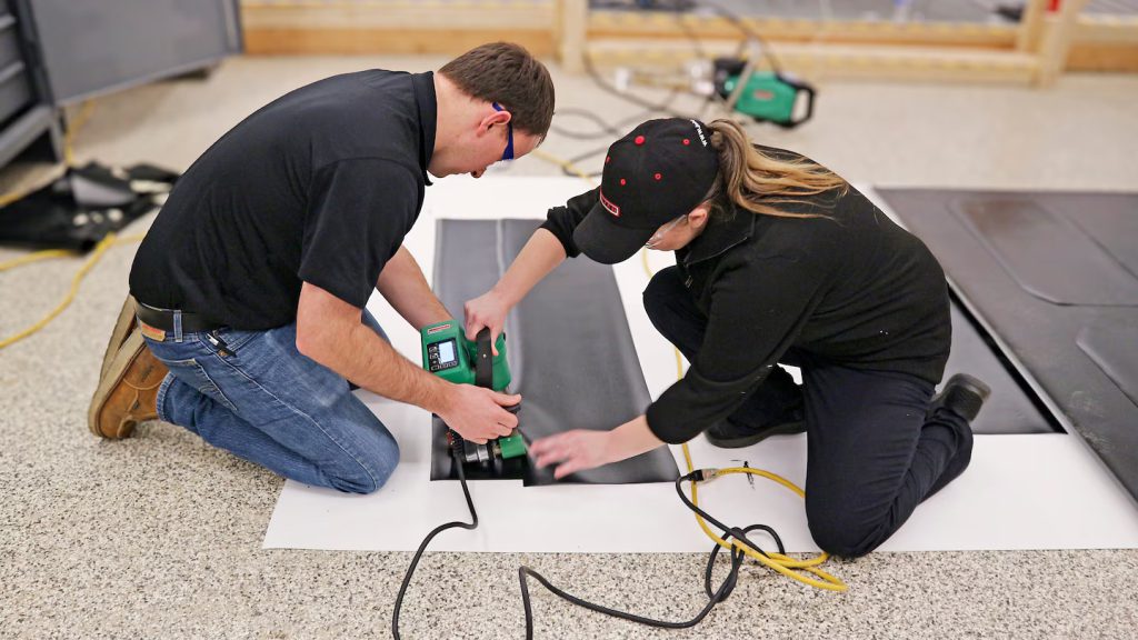 Equipos de especialistas de Leister y Seaman Corporation reunidos durante el entrenamiento técnico conjunto sobre soldadura sostenible de geomembranas