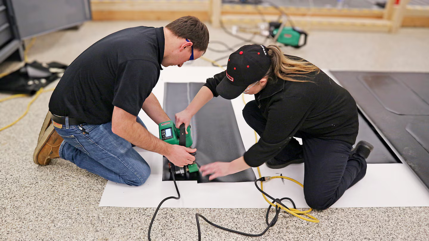 Equipos de especialistas de Leister y Seaman Corporation reunidos durante el entrenamiento técnico conjunto sobre soldadura sostenible de geomembranas