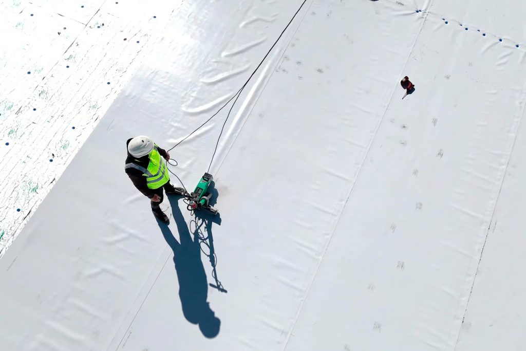 equipo automático Leister VARIMAT en acción, realizando la soldadura continua de las membranas en el techo plano
