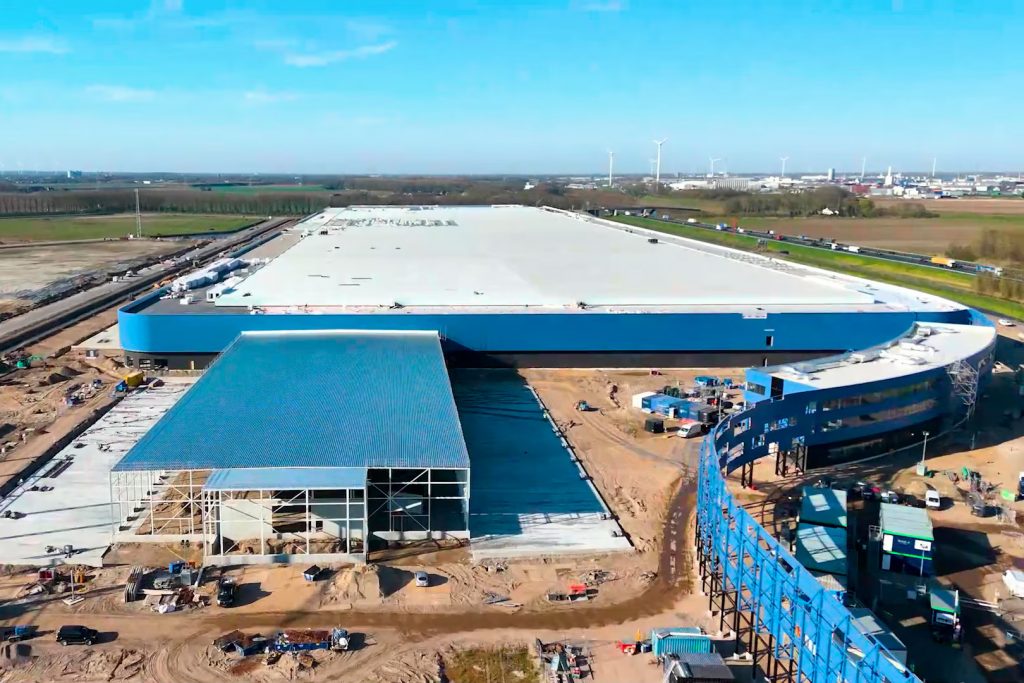 Vista aérea del gigantesco techo plano del centro de distribución DSV en Moerdijk (180.000 m²), impermeabilizado por Kamildak utilizando tecnología Leister