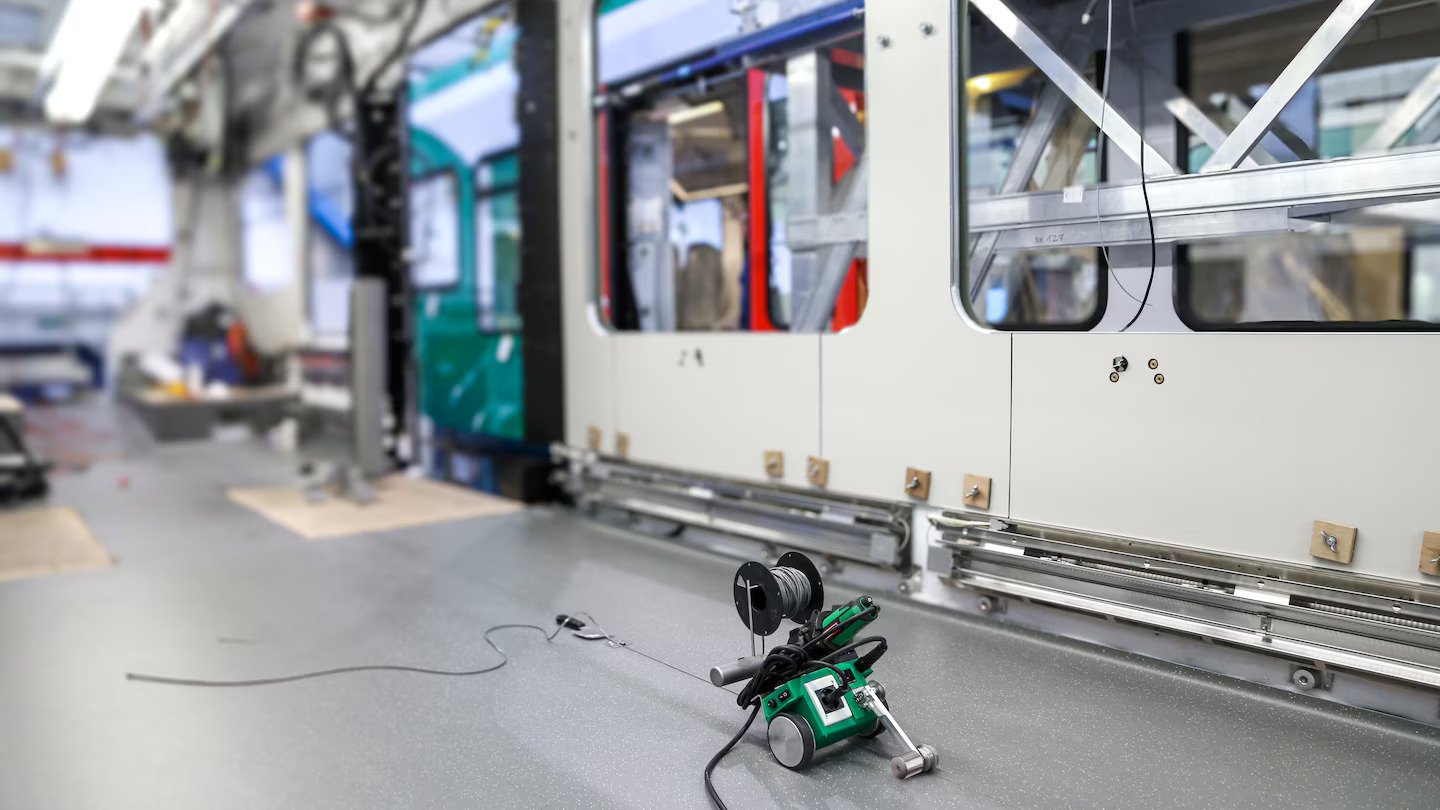 Ejecución de cordones de soldadura precisos y resistentes en pisos de PVC para trenes con equipos especializados Leister