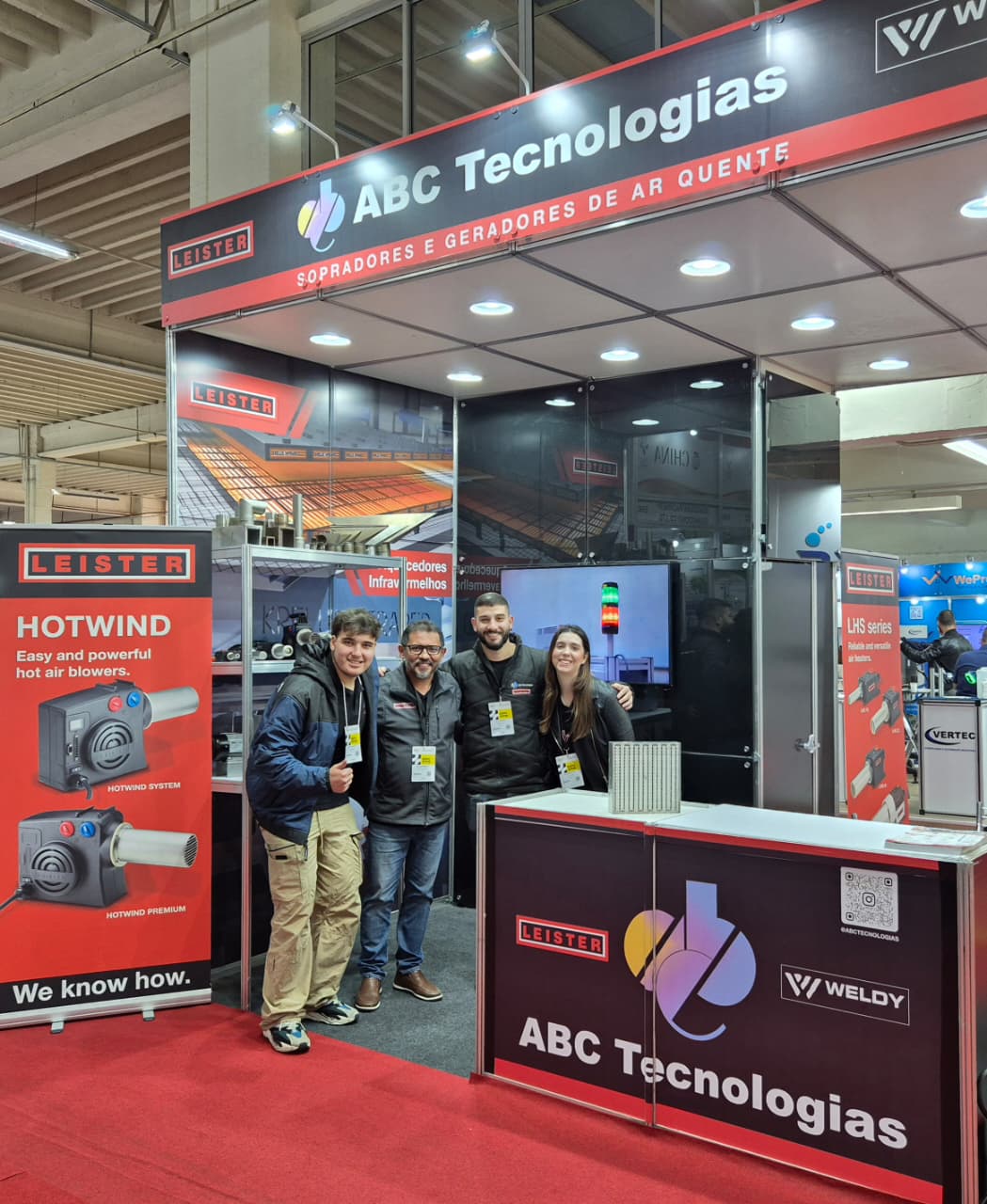 El equipo de especialistas de ABC Tecnologias posando en el stand durante INDUSPAR 2025, destacando la representación exclusiva de las marcas Leister y Weldy en Brasil
