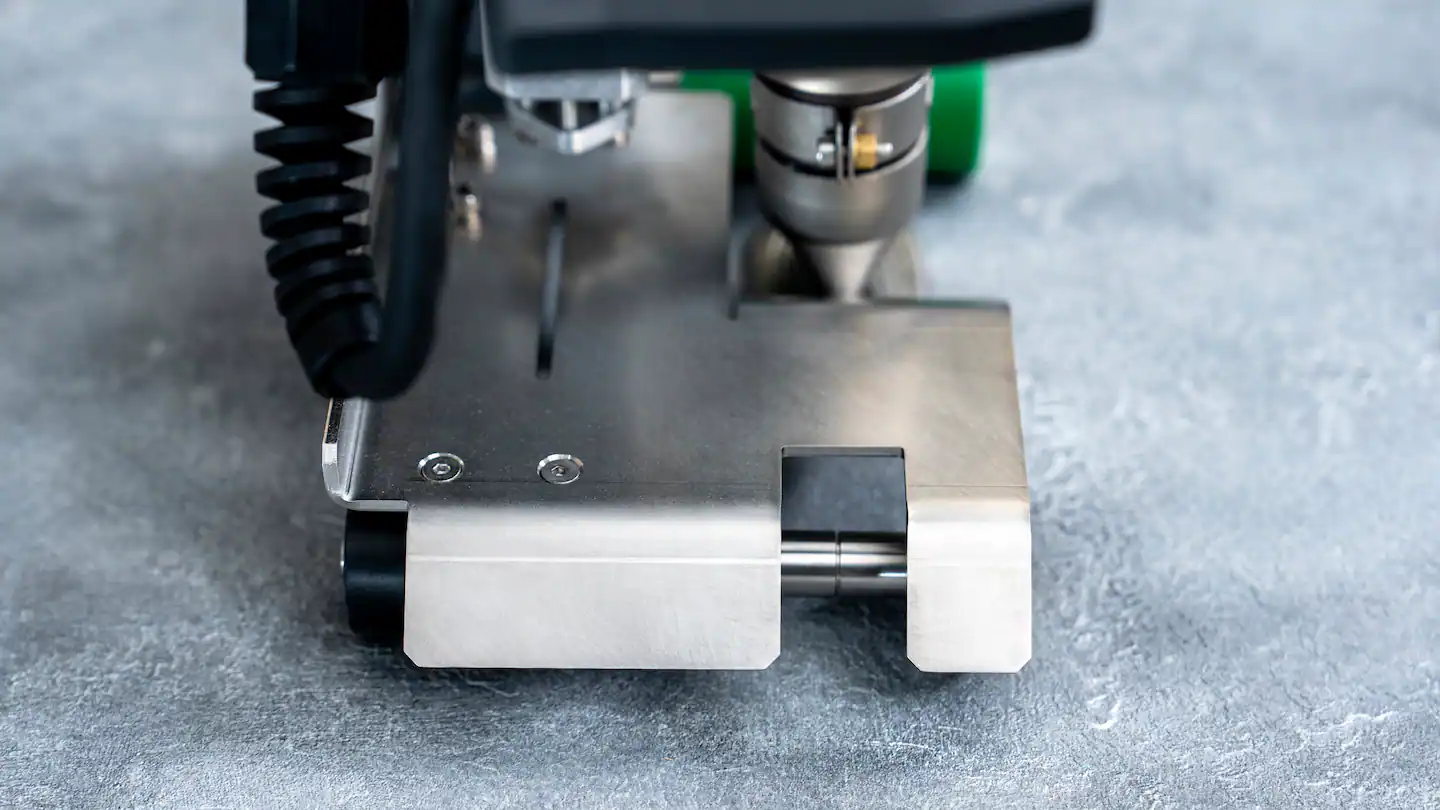 Detalle de la base y conjunto de boquilla de la Leister UNIDRIVE 505 para impermeabilización de piscinas