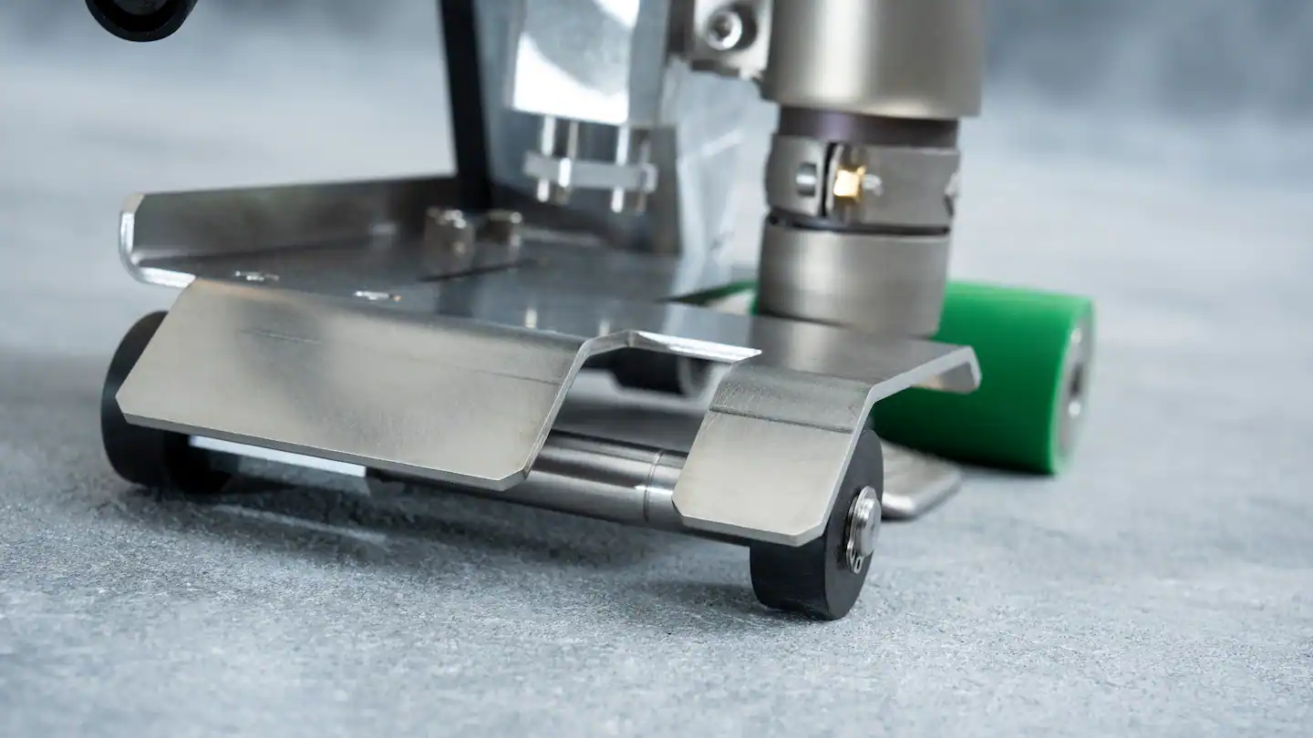 Detalle de la base y rodillos de apoyo de la Leister UNIDRIVE 505 para soldadura a tope en membranas de piscina