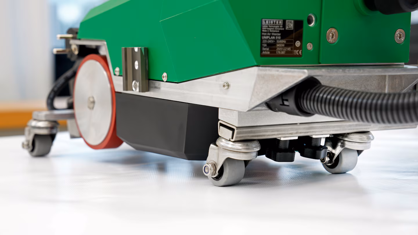 Detalle de la base y ruedas de apoyo de la Leister UNIPLAN 310 para mayor estabilidad y avance recto.