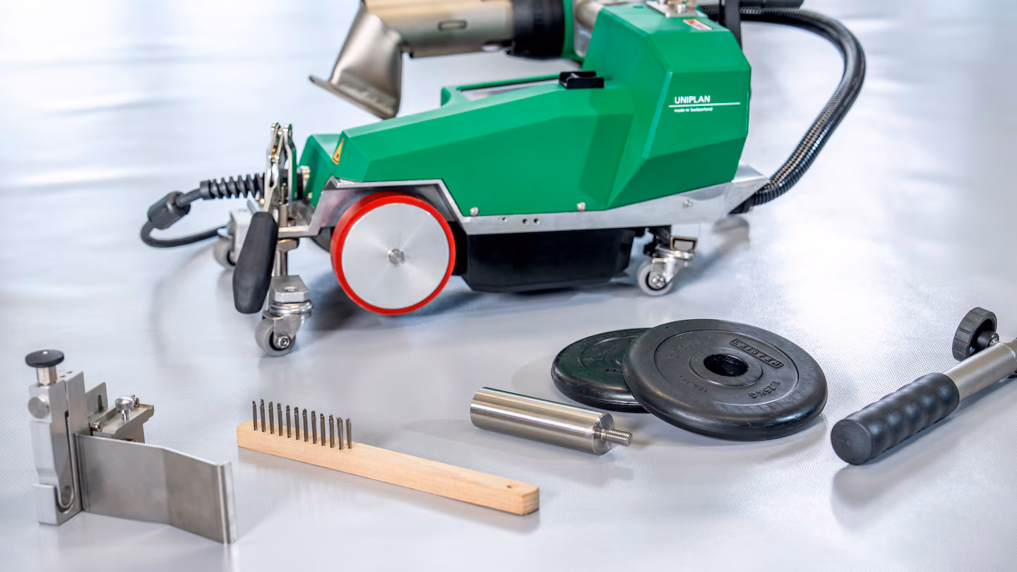 Leister UNIPLAN 310 con accesorios para personalizar el equipo según el tipo de soldadura y necesidad.
