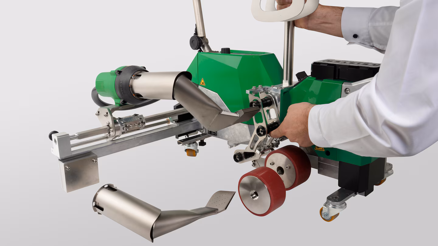 Diseño modular de la Leister VARIANT 700 para transición fácil de soldadura por solape a soldadura con cinta