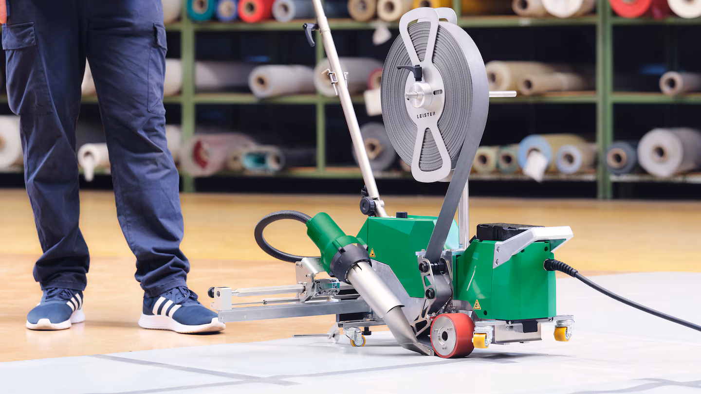 Leister VARIANT 704, soldadura constante de cinta antivandalismo con alineación precisa durante la operación