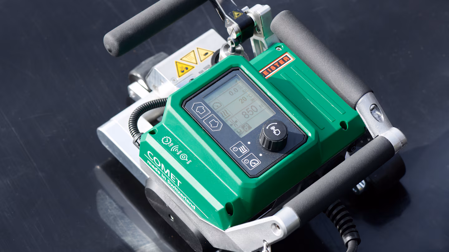 Leister COMET 700, display digital con presión de soldadura y voltaje en tiempo real durante la instalación