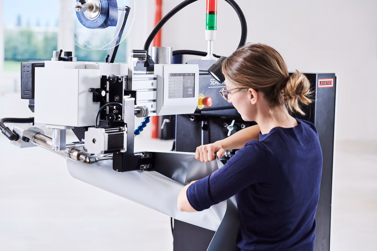 Leister SEAMTEK 900 AT con sistema multibrazo para soldadura flexible de lonas y tejidos técnicos