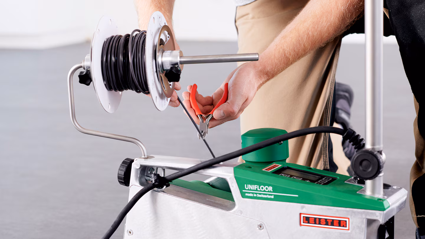 Leister UNIFLOOR 500 con cortador lateral integrado para corte del cordón de soldadura en pisos vinílicos