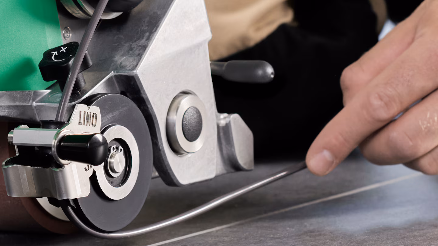 Leister UNIFLOOR 500 con rodillo de presión plegable para inserción precisa del cordón de soldadura