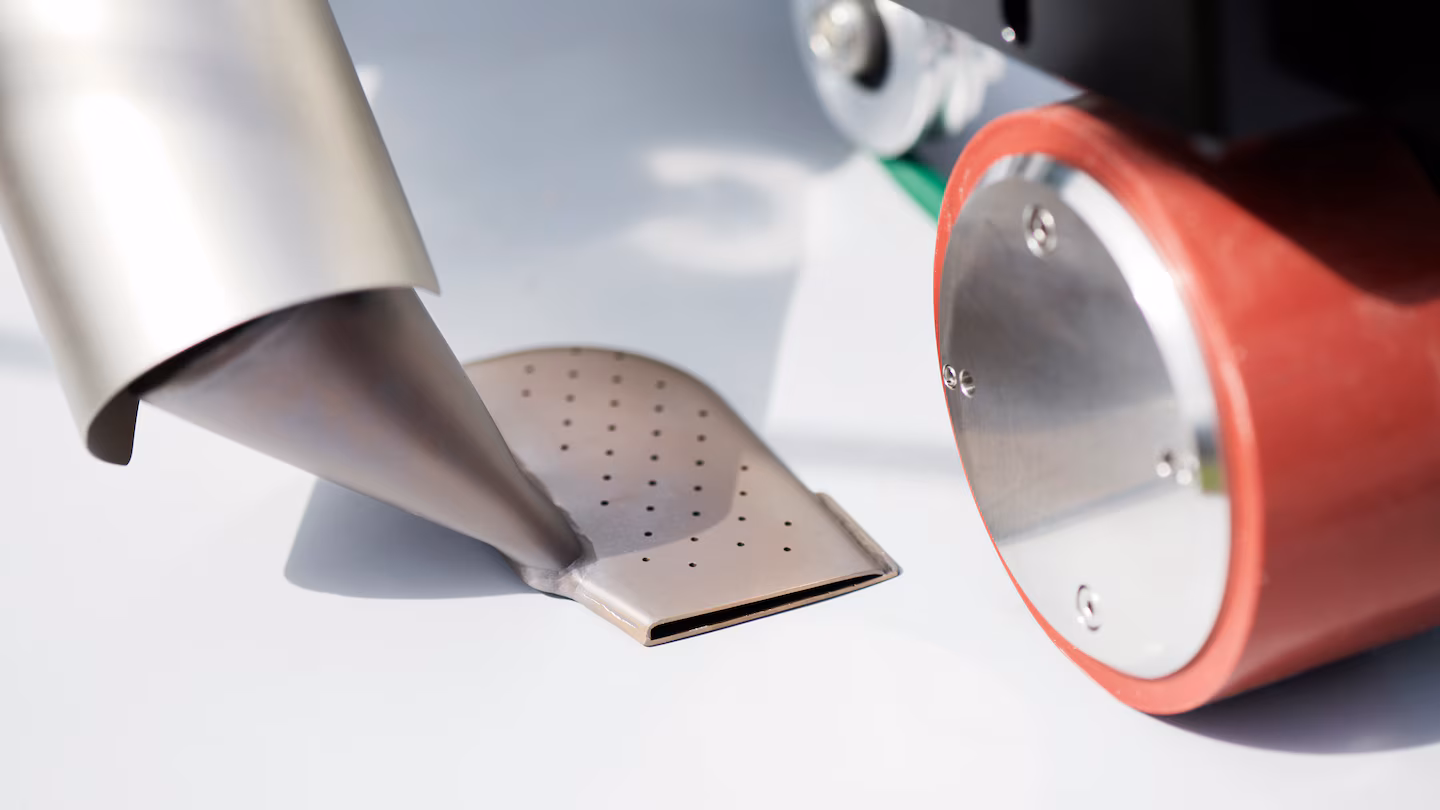 Leister UNIROOF 300, boquilla estándar de 40 mm para costura homogénea y ancho óptimo de soldadura