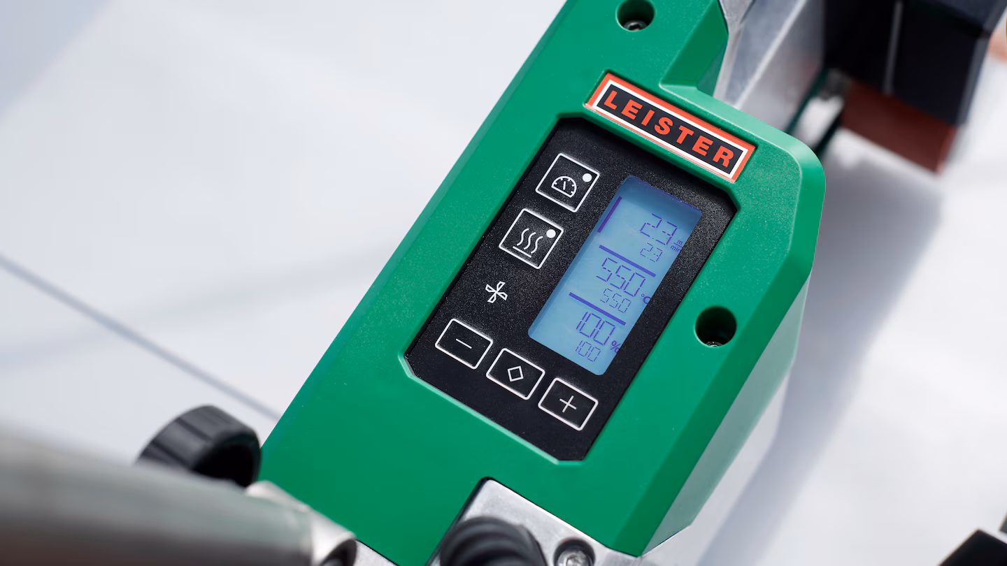Leister UNIROOF 300, display digital para regular parámetros de soldadura como velocidad temperatura y volumen de aire