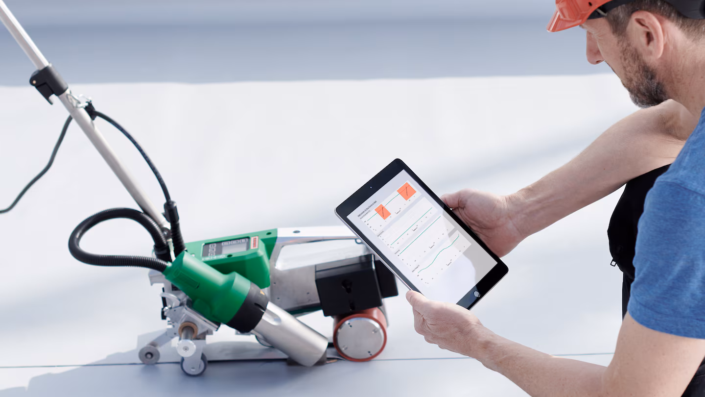 Leister UNIROOF 700 con LQS Roofing y myLeister app para control y registro de parametros de soldadura en cubiertas