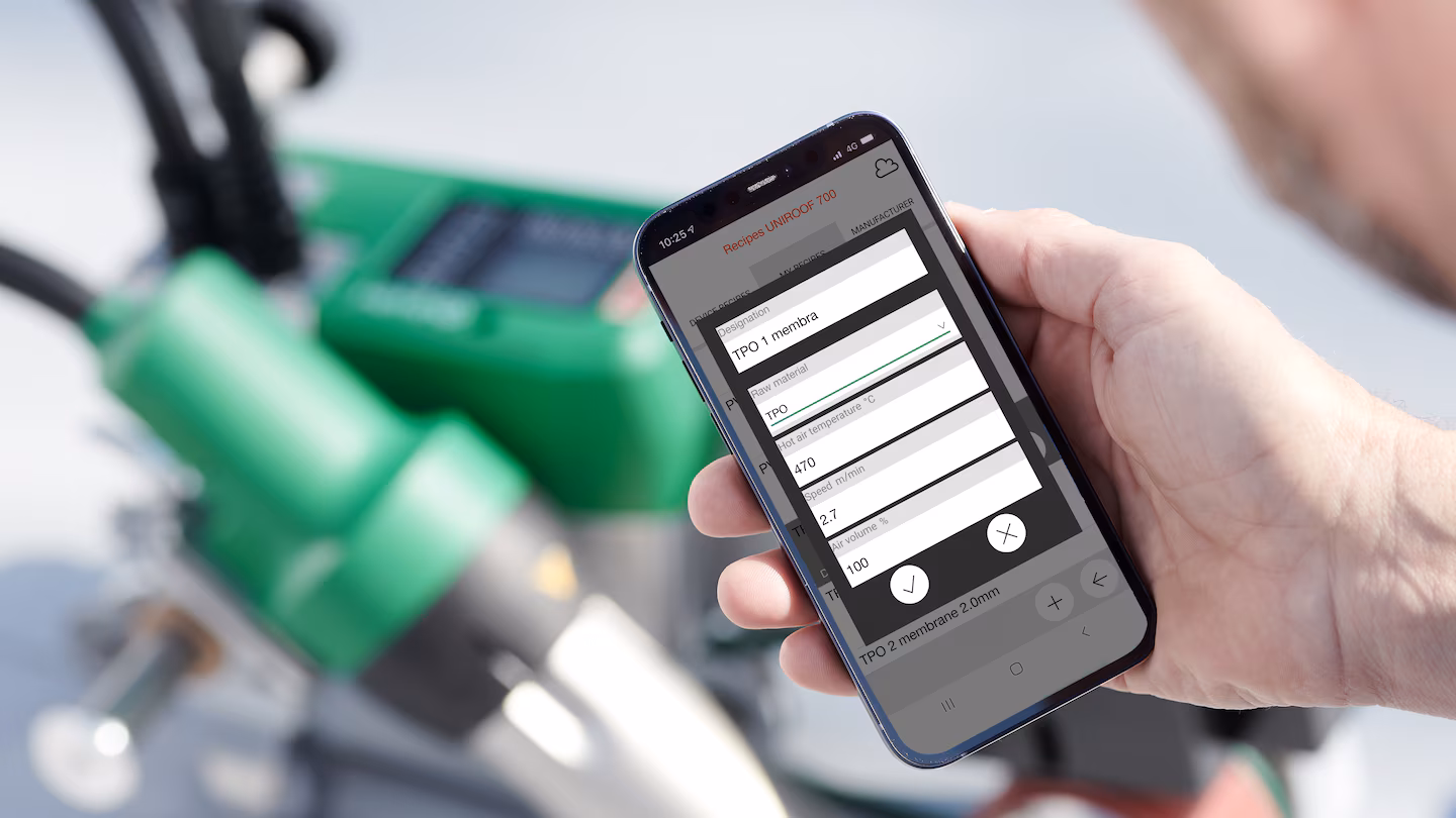 Leister UNIROOF 700 con myLeister app mostrando recetas de soldadura guardadas para mantas TPO PVC EVA y PIB